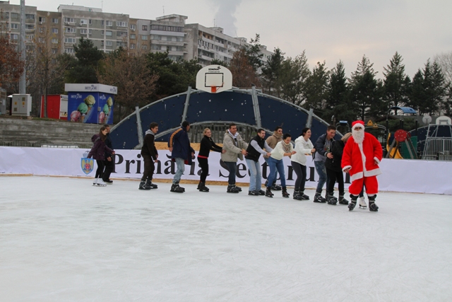 Nici Mos Craciun n-a lipsit ieri, de la inaugurarea primului patinoar din Sectorul 3 al Capitalei
