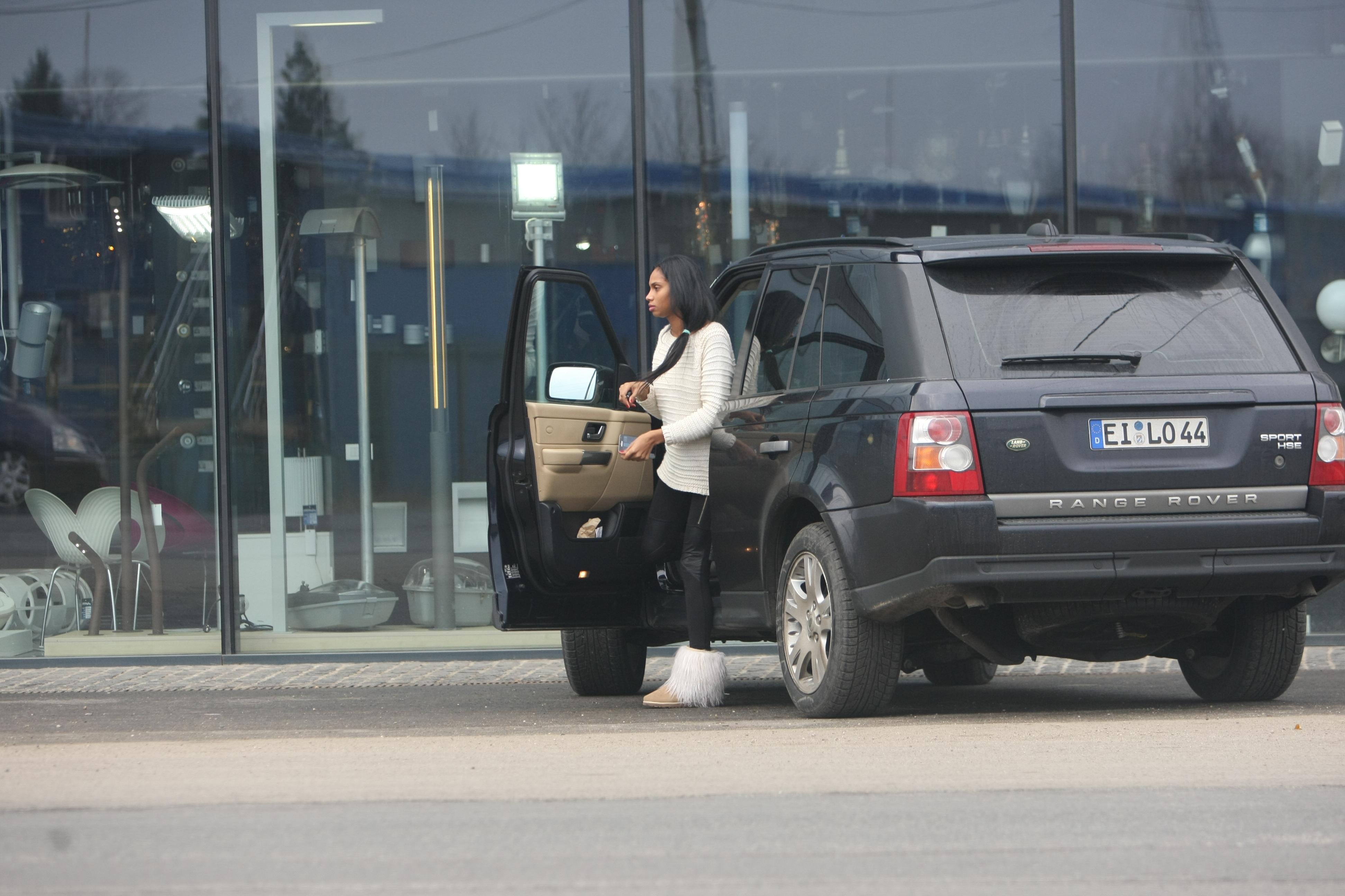 Manechinul coboara din masina si intra in China Town