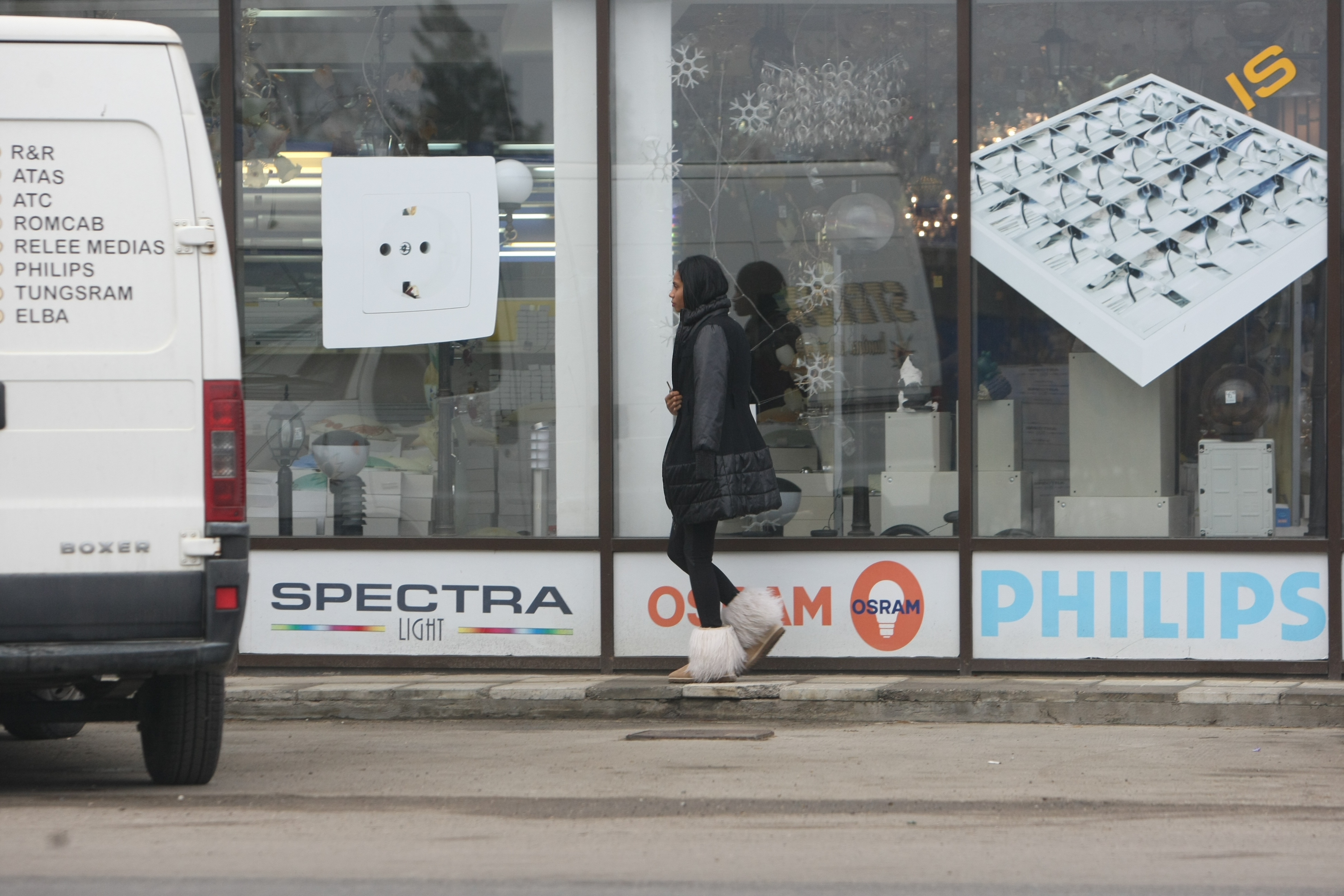 Dupa ce a coborat si a imbracat haina, Laurette porneste spre intrarea in magazin