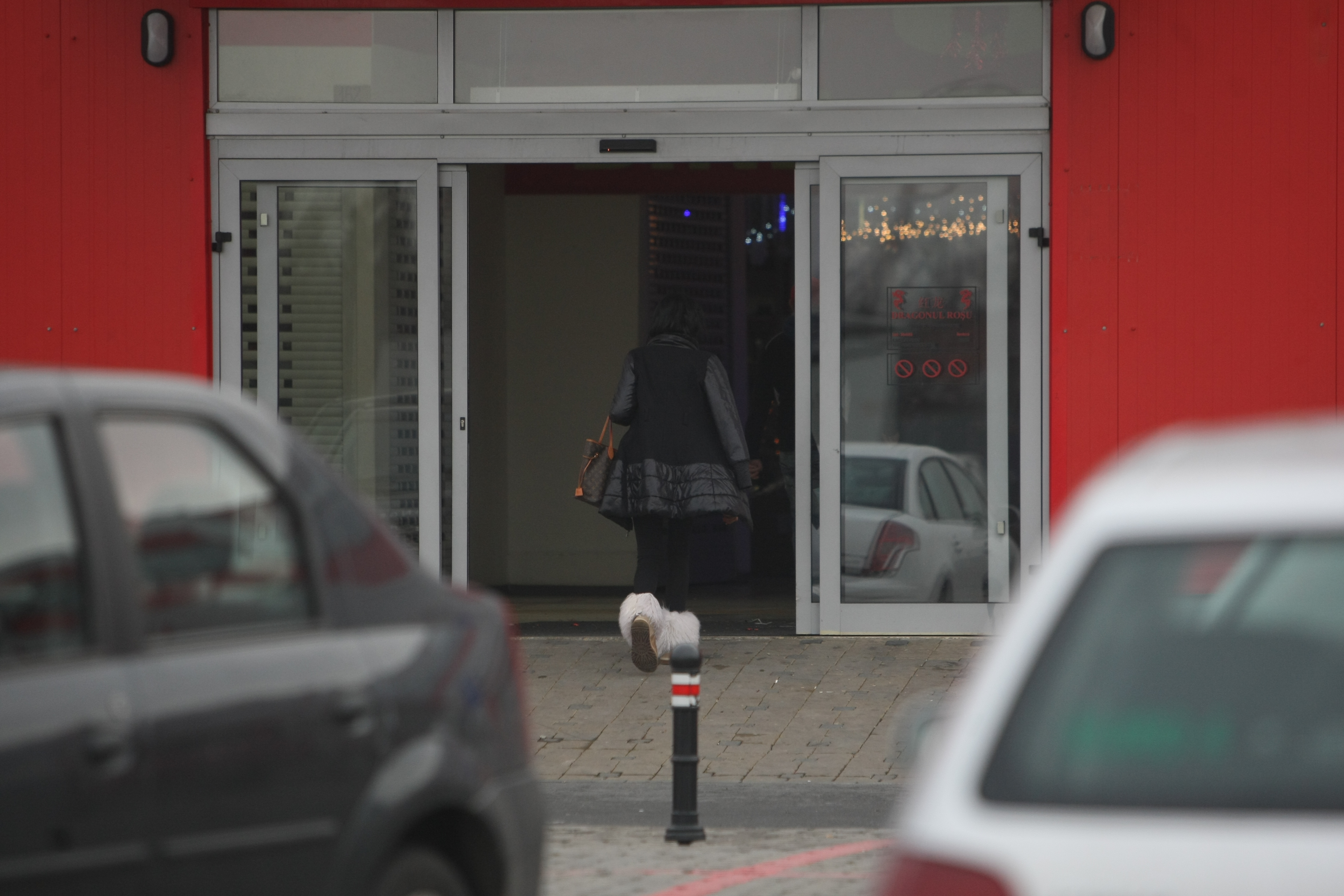 Si intra in depozitul gigant, stiind clar ceea ce cauta