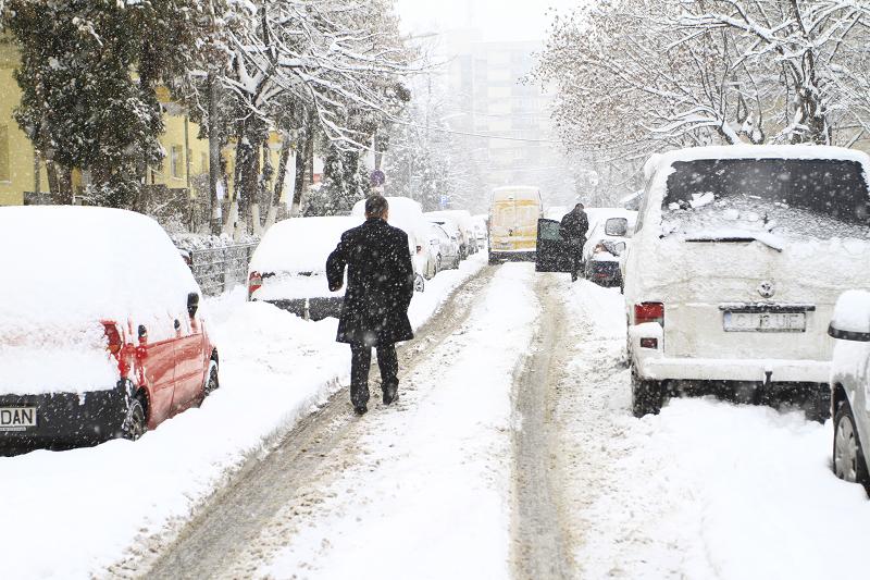 Iarna si-a intrat in drepturi. Mai multe orase din tara au deja un strat de zapada consistent pe strazi