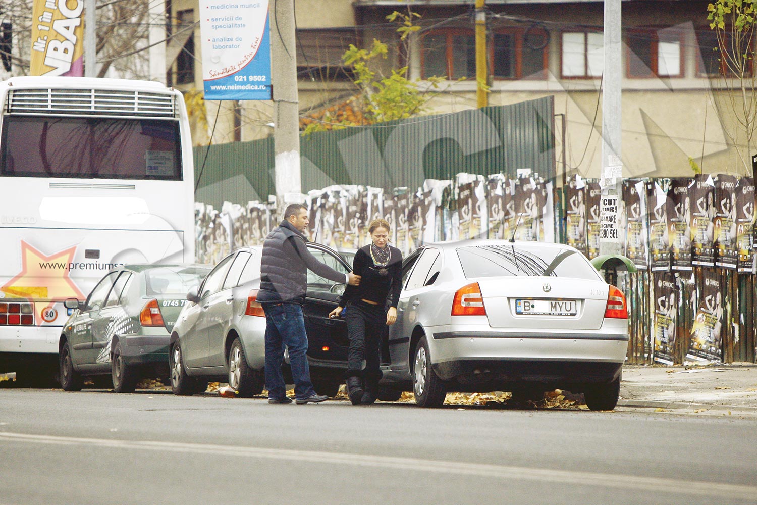 Iubita fotbalistului coboara din masina cu lacrimi in ochi