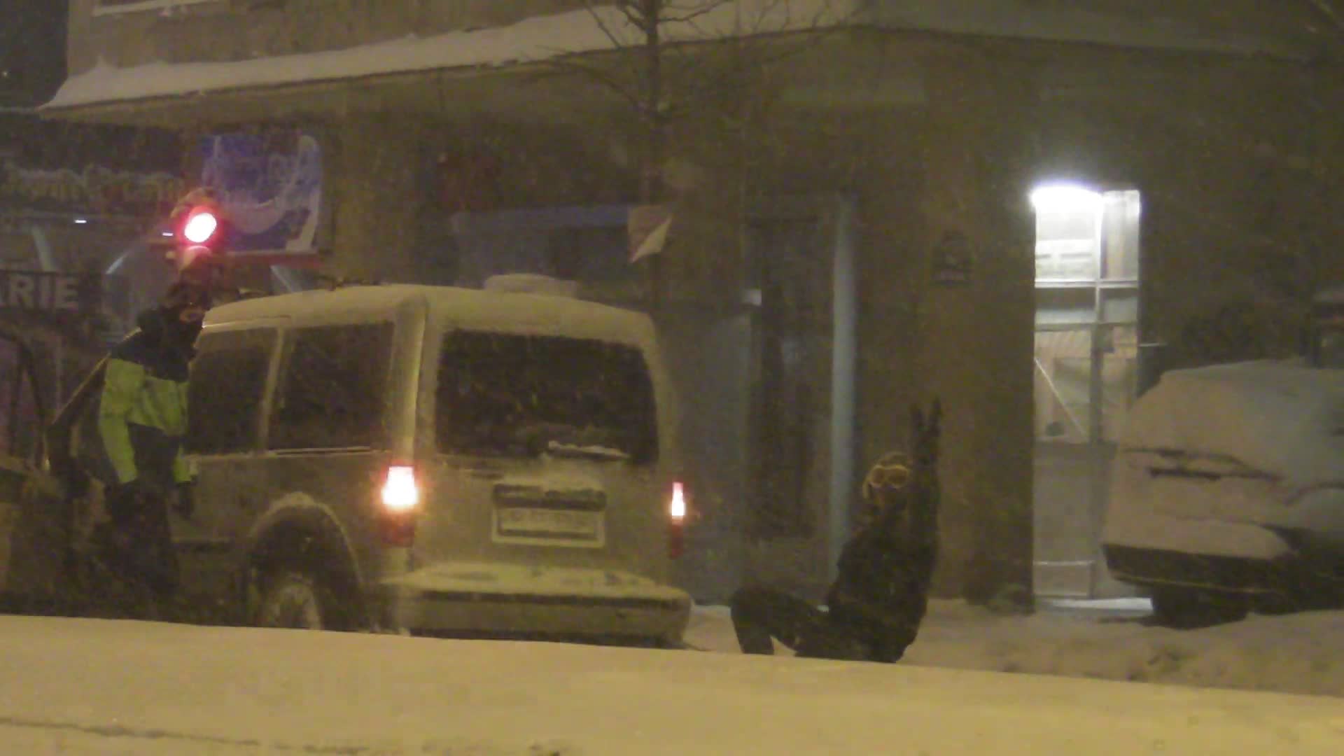 Tanaraul nu s-a sfii sa faca cu mana spre obiectivul camerei de filmat