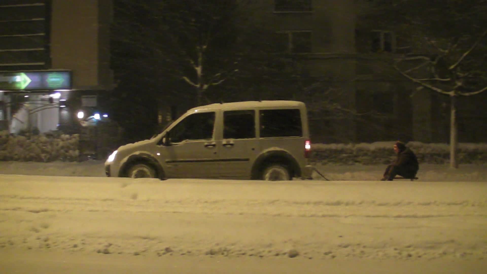 Echipati ca niste schiori profesionisti, tinerii amatori de senzatii tari si-au tractat sania cu masina