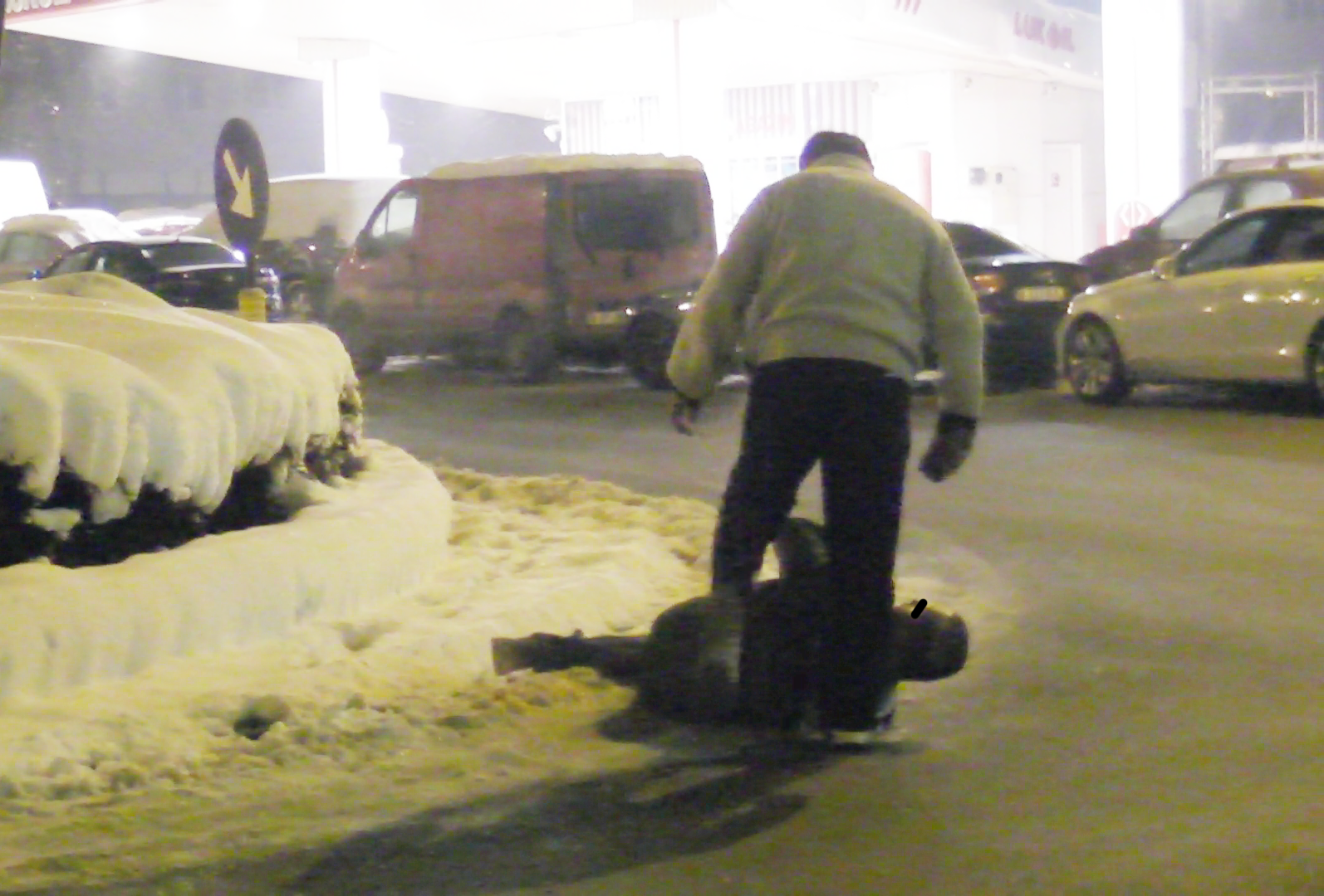 Tanarul este pus la pamant de taximetrist si lovit cu piciorul