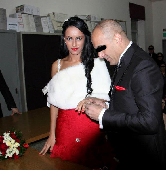 Sotul brunetei ii pune acesteia inelul pe deget