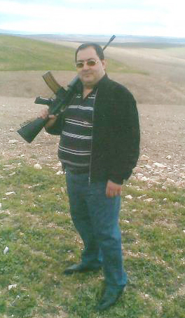 Urmarit international, Boenica a tinut sa se pozeze cu o mitraliera adevarata, in timp ce se afla intr-un poligon de trageri