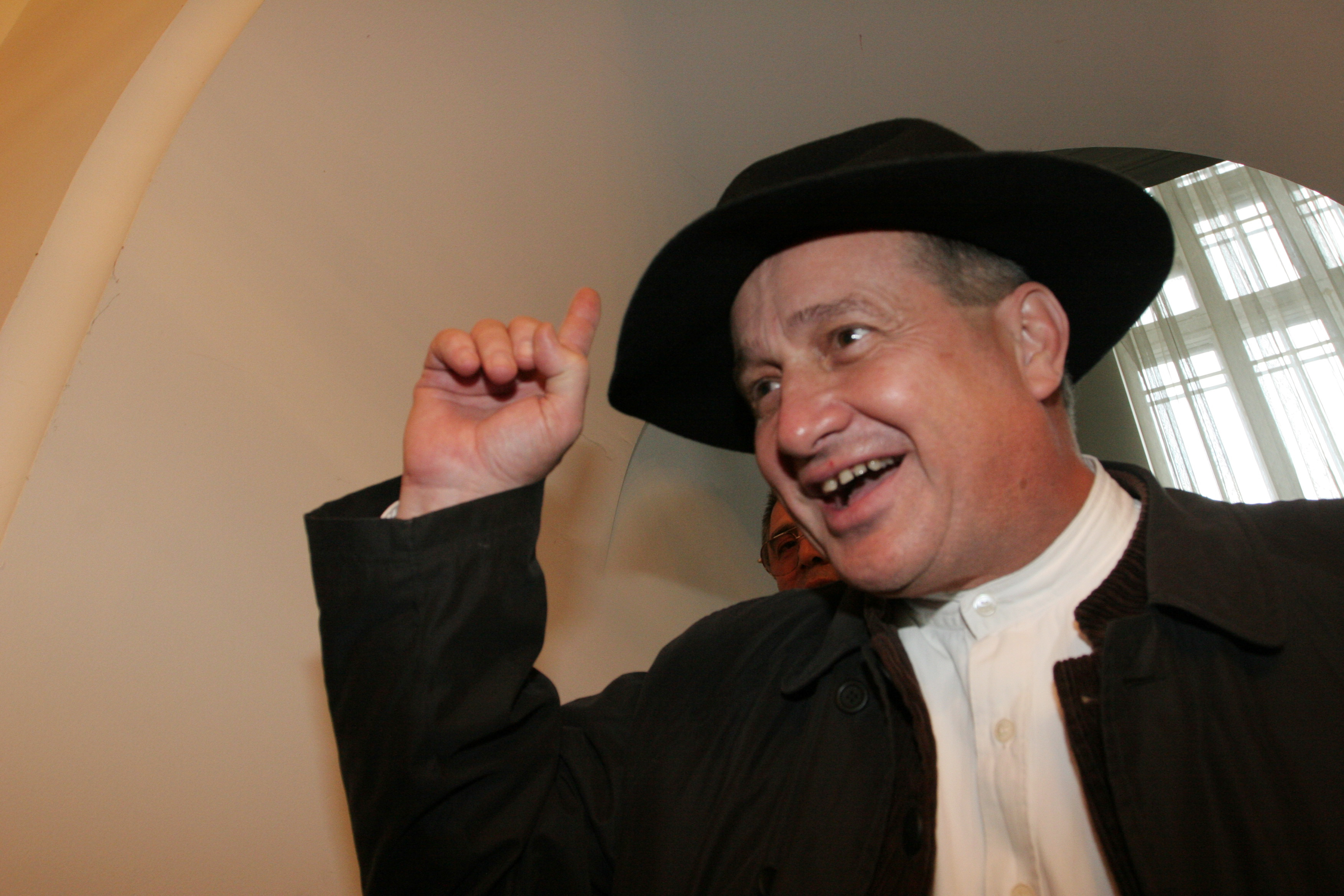 EXCLUSIV Sotia lui Mircea Dinescu a ajuns la Spitalul Universitar! Maşa a fost luata cu SMURD-ul din cauza unui turture