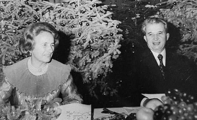 Sotii Ceausescu, in noaptea de An Nou, cu brazi impodobiti in spate