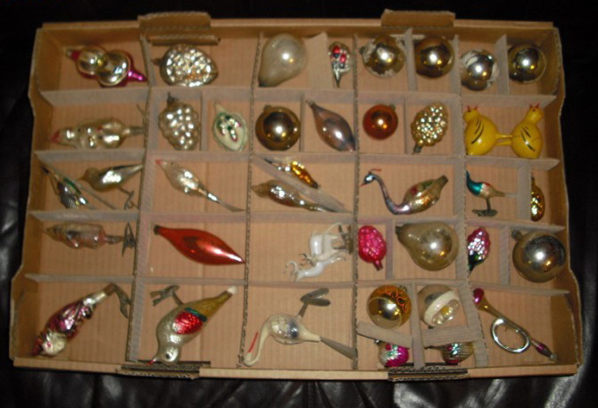 Set de globuri pentru pomul de Craciun folosit in anii dictaturii comuniste