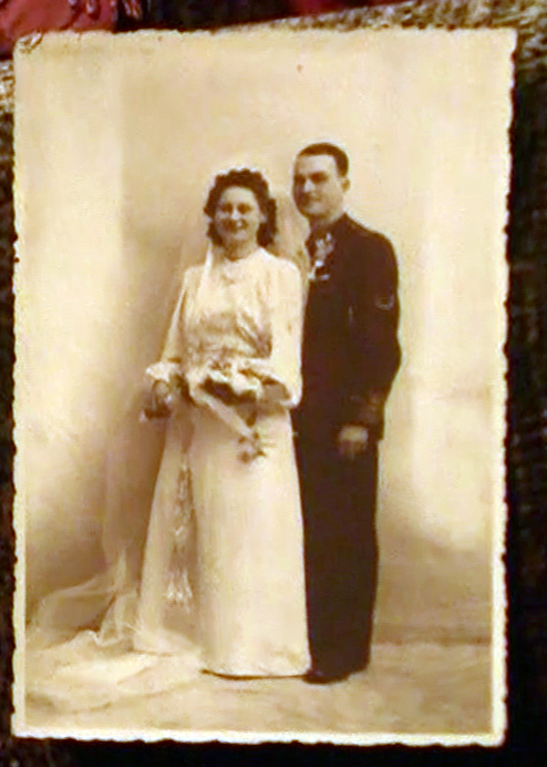 Fascinanta poveste a unui cuplu casatorit de 70 de ani. El a fost in Garda Regala si a infiintat Clubul Dinamo, ea l-a respectat