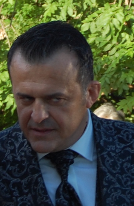 Voi păstra fotografia asta făcută de mine la nunta şi o voi oferi bucuros oricui are nevoie să-şi înveţe câinele sa latre!