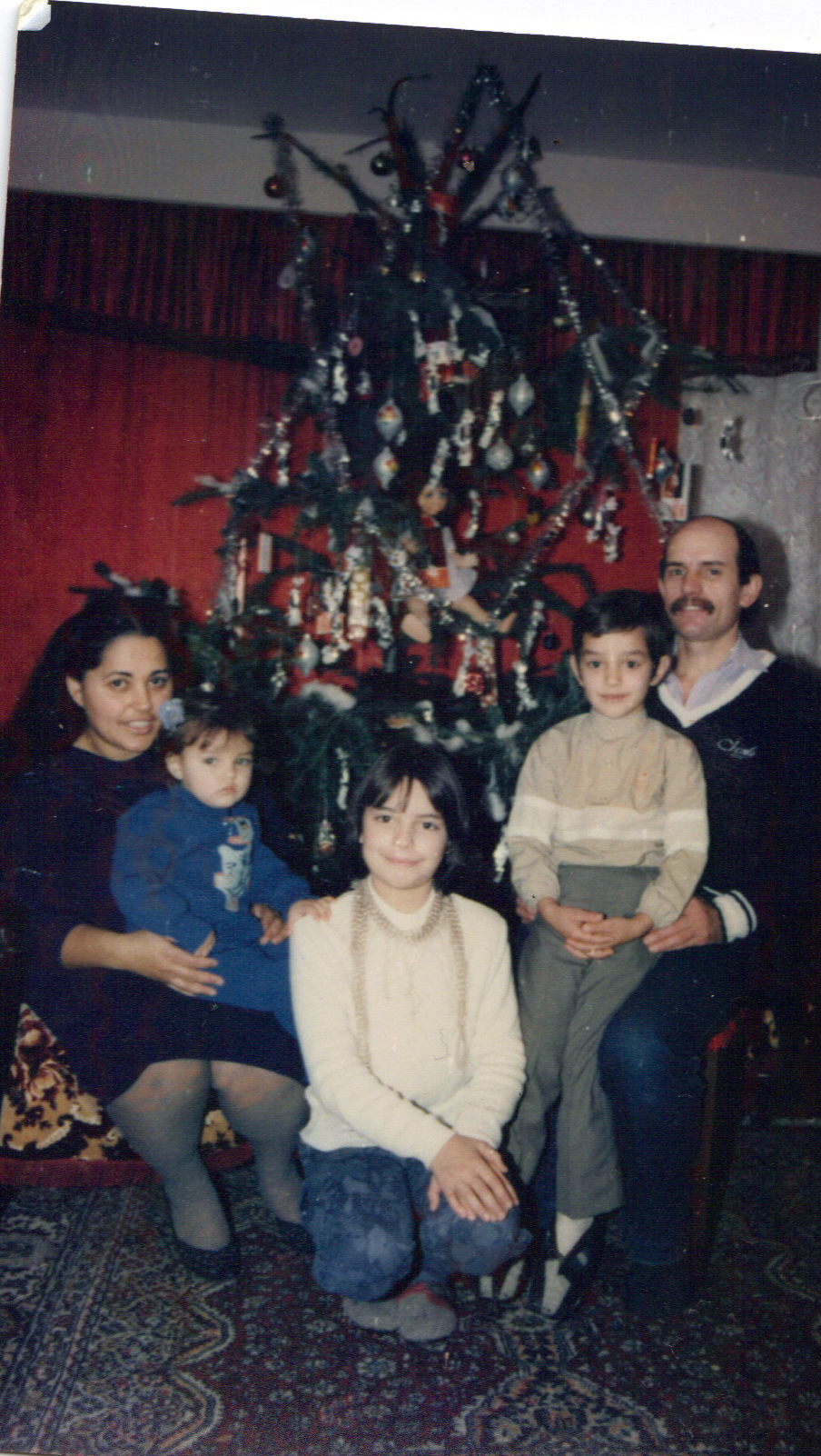 Daniela, alaturi de parintii si fratii sai, pe vremea in care locuiau intr-un apartament modest din Timisoara