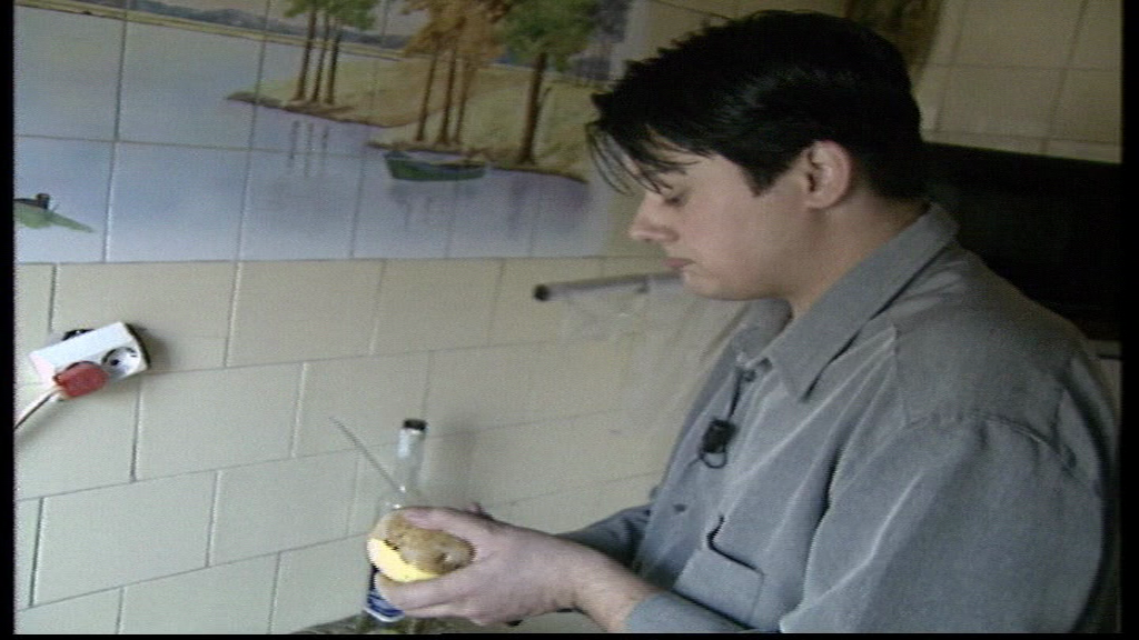 Pe vremuri, cand nu era atat de celebru, Fuego locuia in gazda si isi gatea singur: cartofi prajiti!