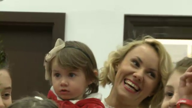 Oana Ionita si-a facut timp in zi de sarbatoare sa-si petreaca cateva ore alaturi si de copiii de la sala ei de dans. A insotit-o, desigur, fiica e, Isabel