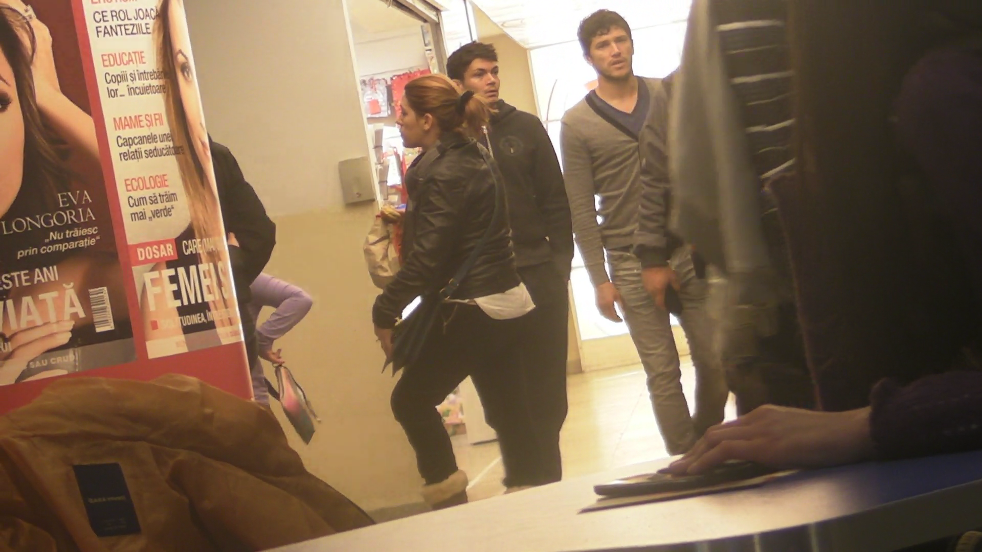 Cristian Tanase la un mall cu un prieten la cafea