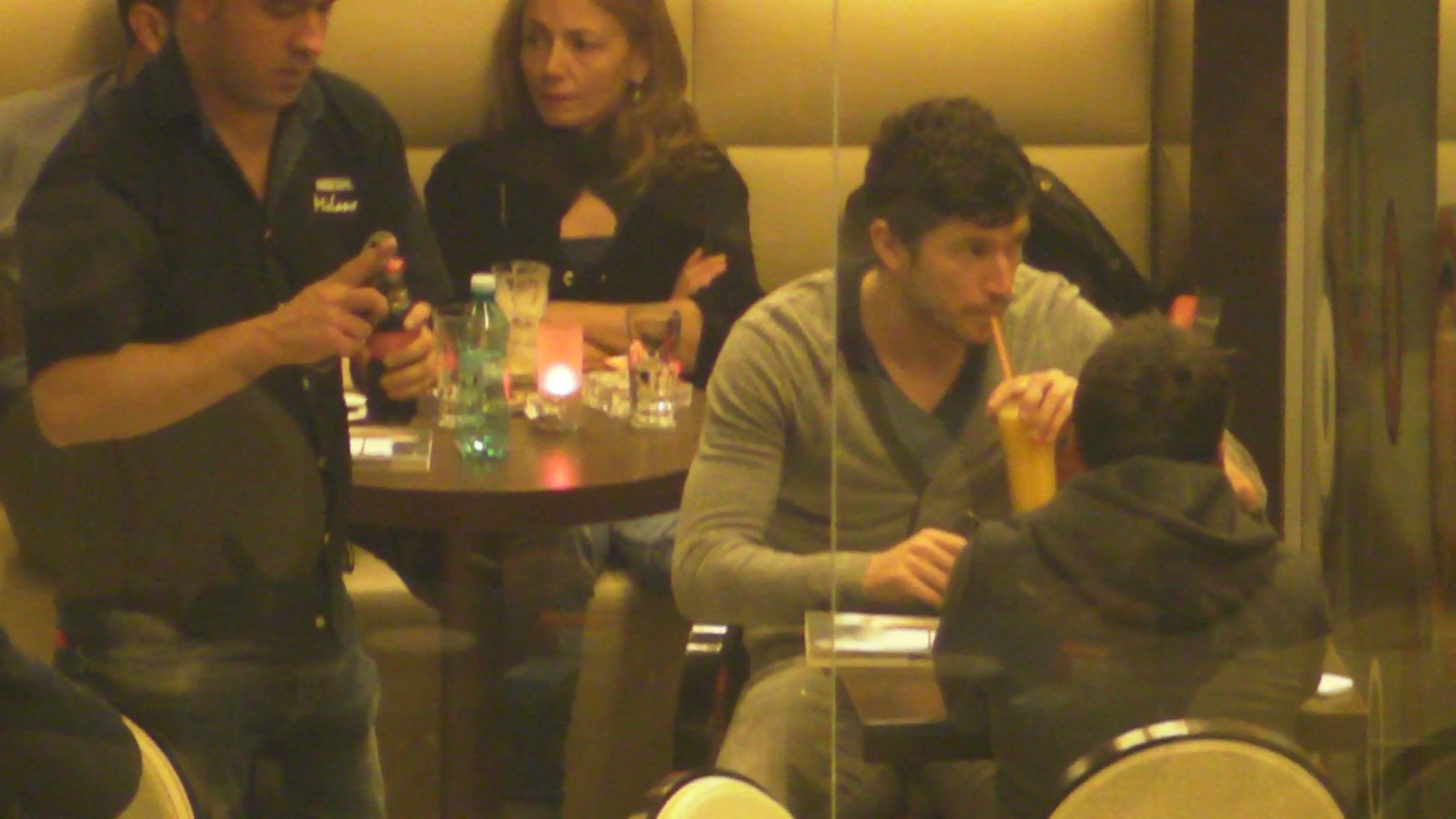 Cristian Tanase la un mall cu un prieten la cafea