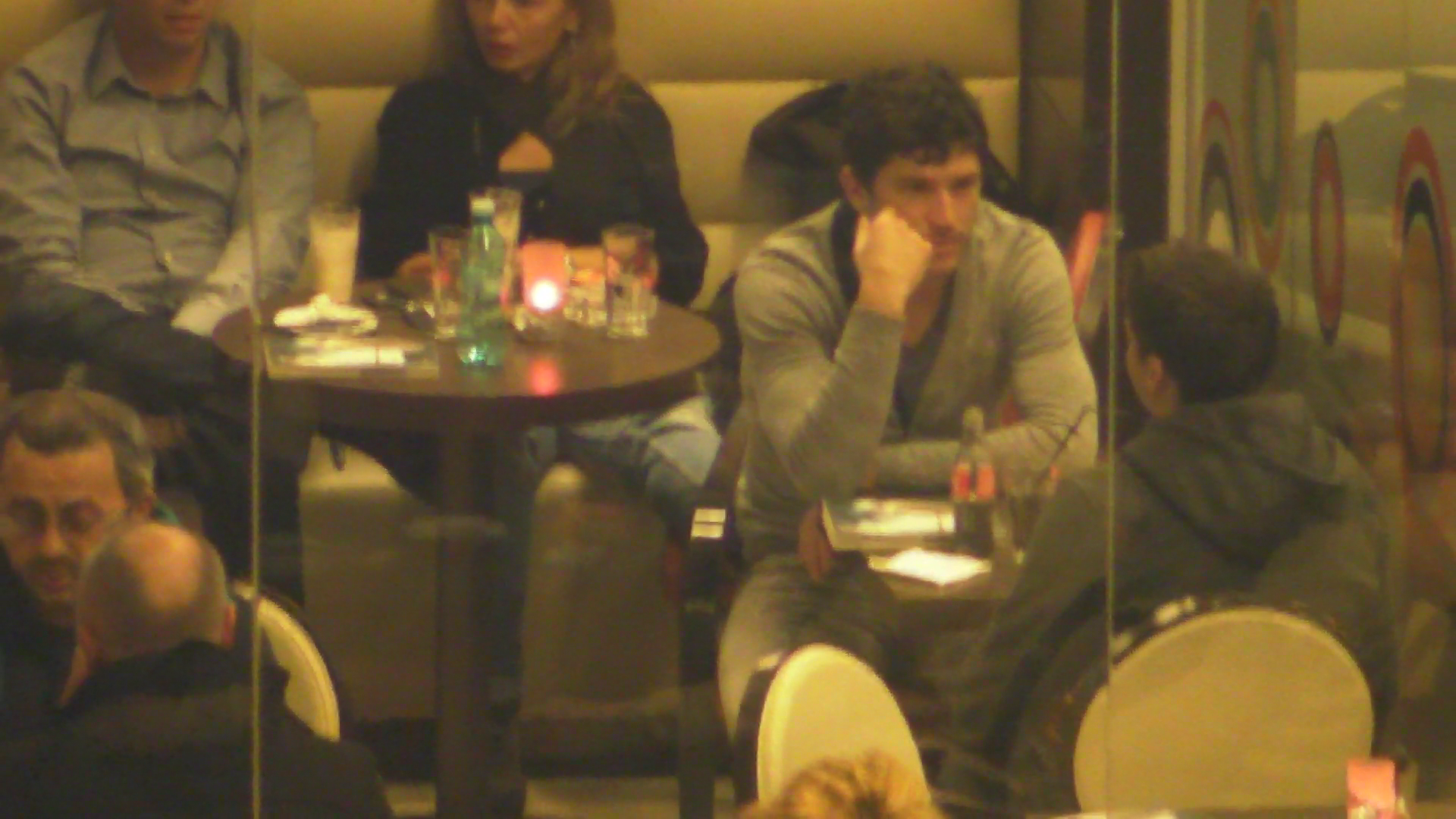 Cristian Tanase la un mall cu un prieten la cafea