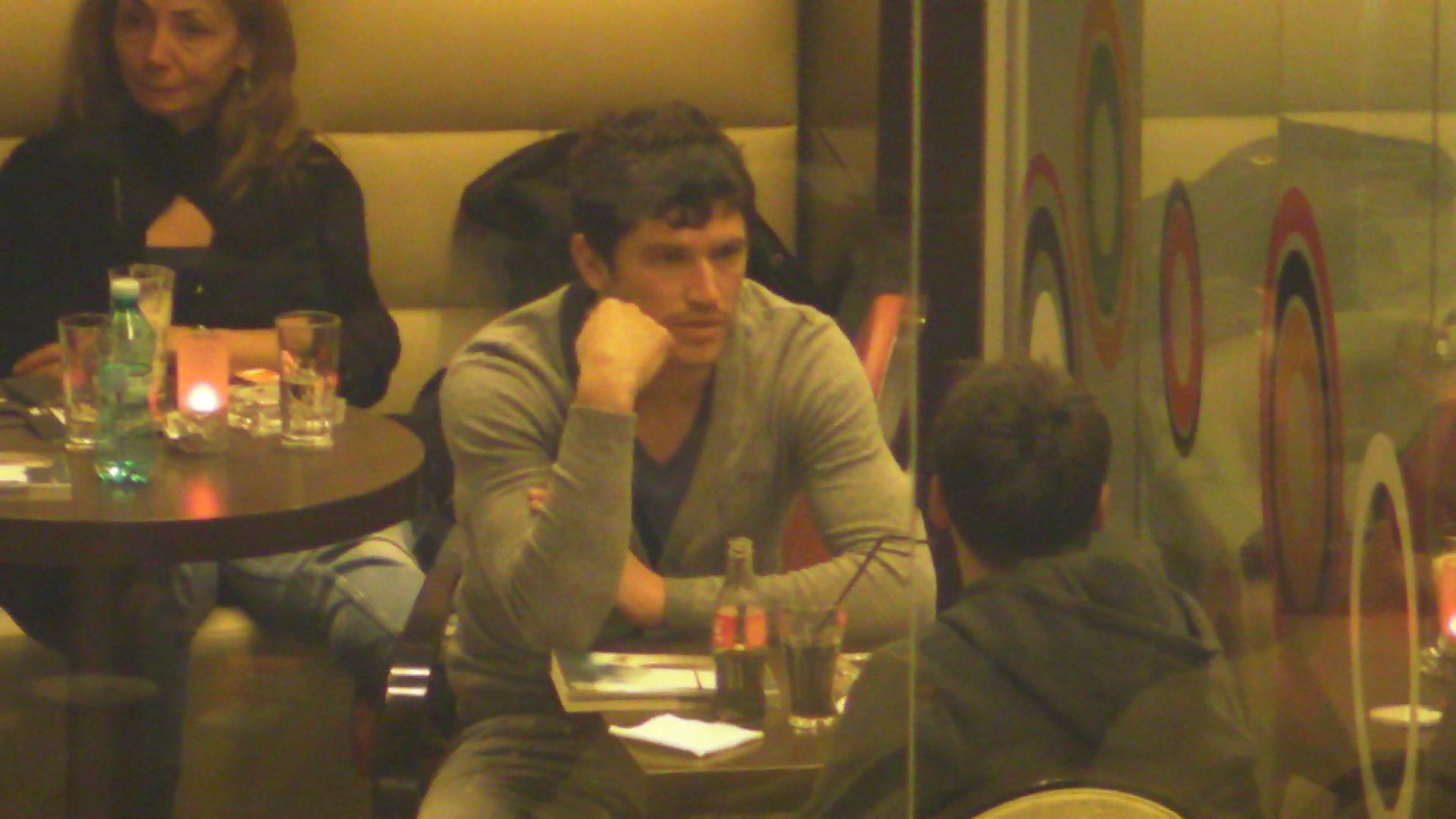 Cristian Tanase la un mall cu un prieten la cafea