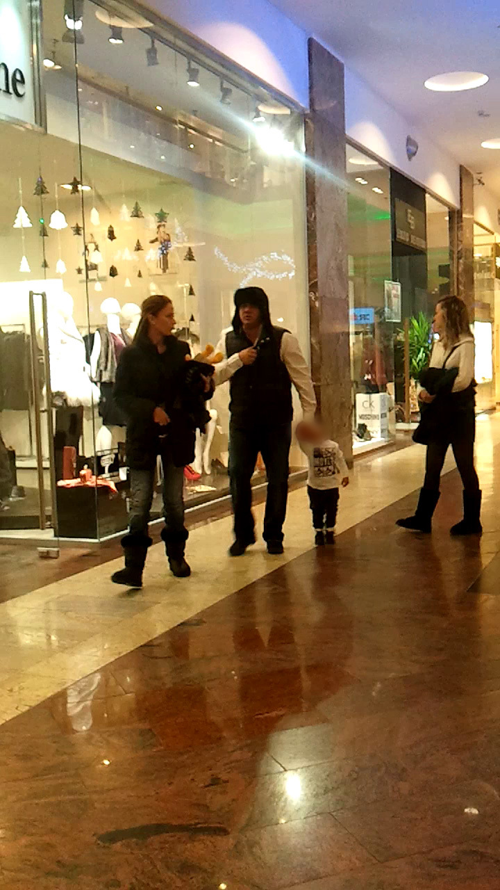 Sabin Ilie a mers la mall impreuna cu Magdalena, iubita sa, si cu baiatul lor