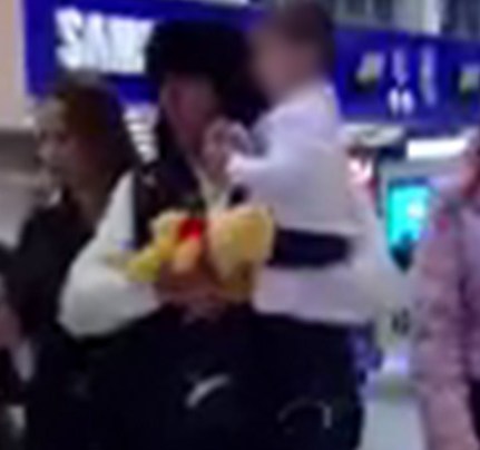 Fostul fotbalist i-a luat jucarii baiatului sau