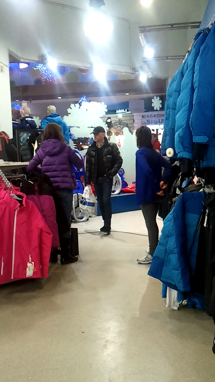 Iantu a cautat atent o sanie care sa-i fie pe plac