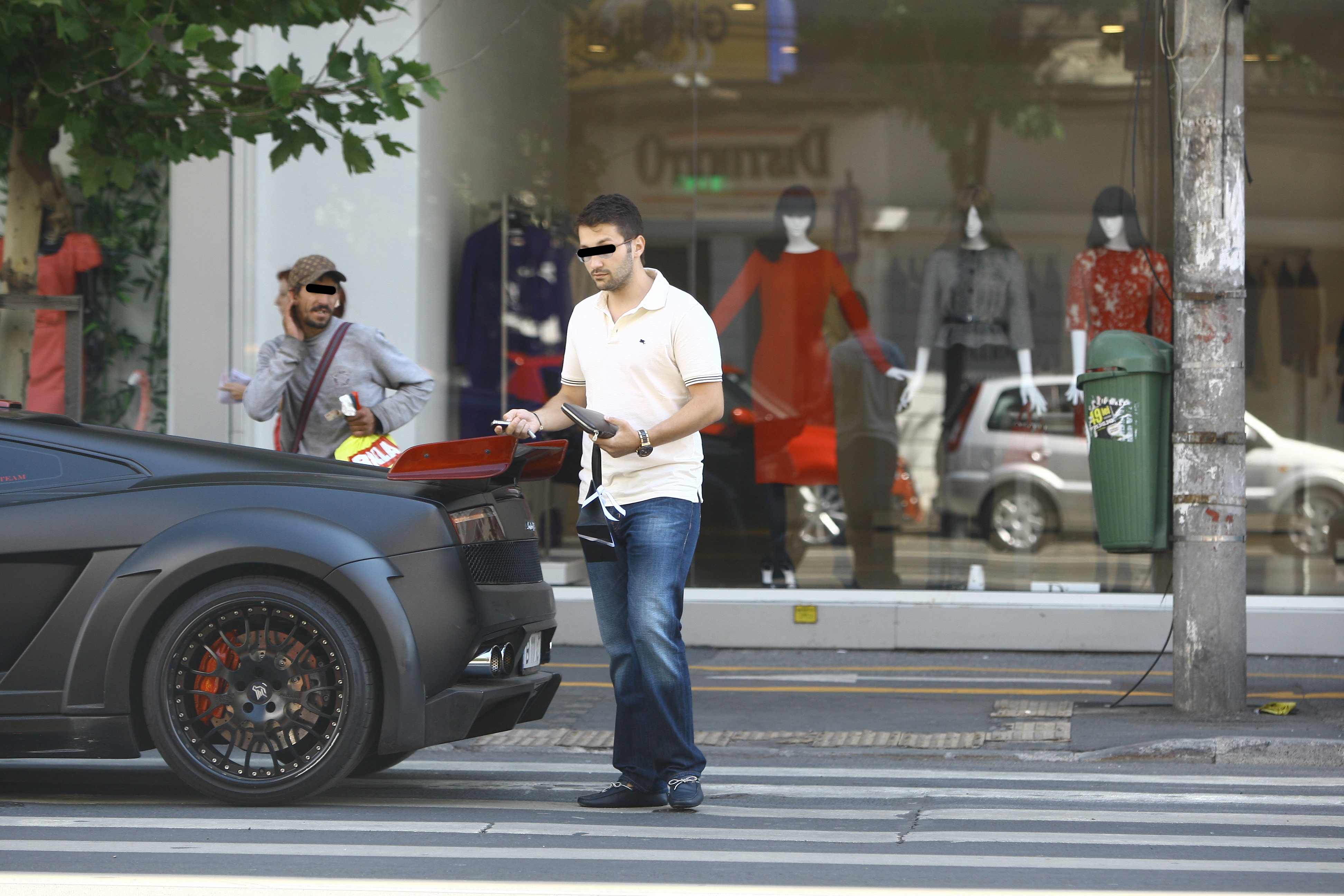 Asta-vara, paparazzii Cancan l-au fotografiat pe Crestin junior in zona Dorobanti, la volanul unei masini foarte scumpe, un Lamborghini Gallardo Hamann Victory II, de 580 de cai putere