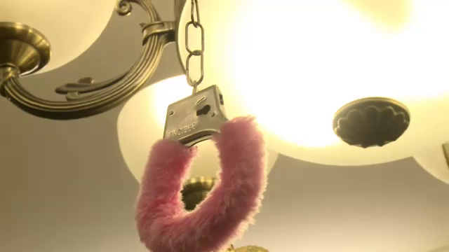 O pereche de catuse cu blanita roz troneaza in living, agatate de lustra