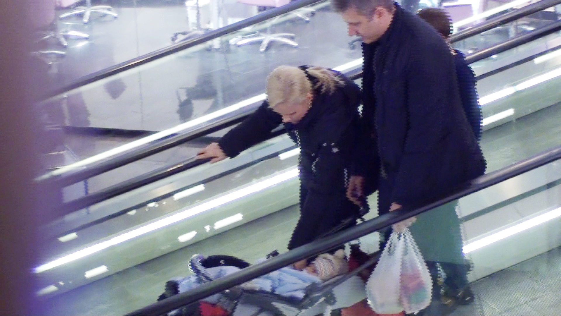 Cei doi parinti sunt foarte atenti la 