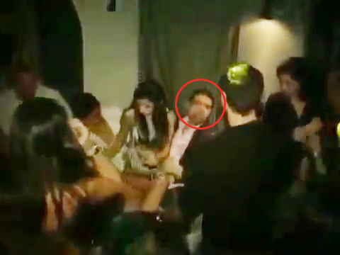 Apetisanta bruneta a dansat in poala lui Florin Salam