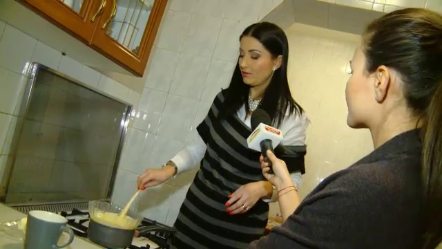 Gabi e foarte atenta sa nu se lipeasca crema