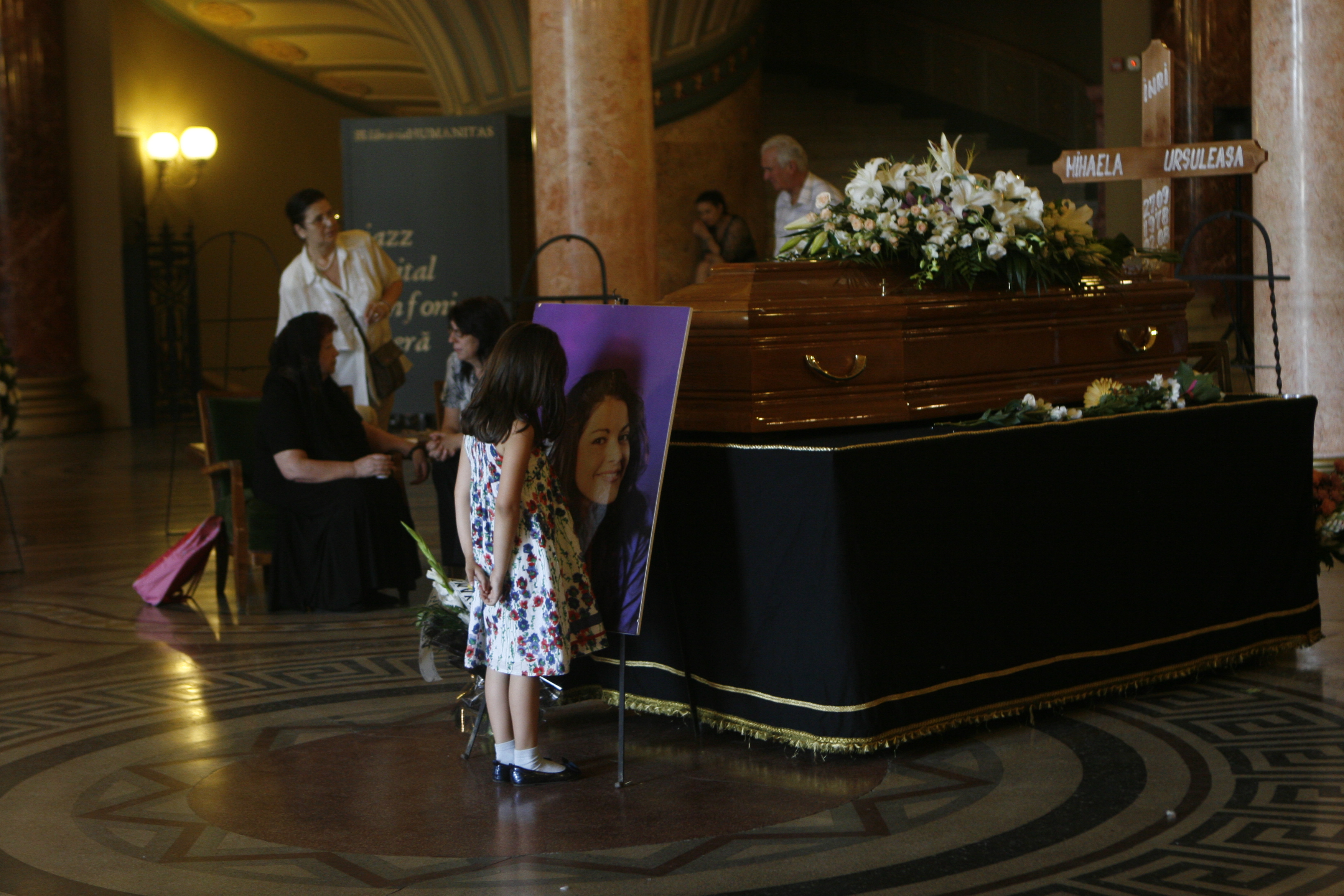 Fetita pianistei Mihaela Ursuleasa, monument de durere langa sicriu! A incremenit, cu manutele la spate, in fata tabloului mamei sale! Artista a murit la numai 33 de ani, din cauza unei boli