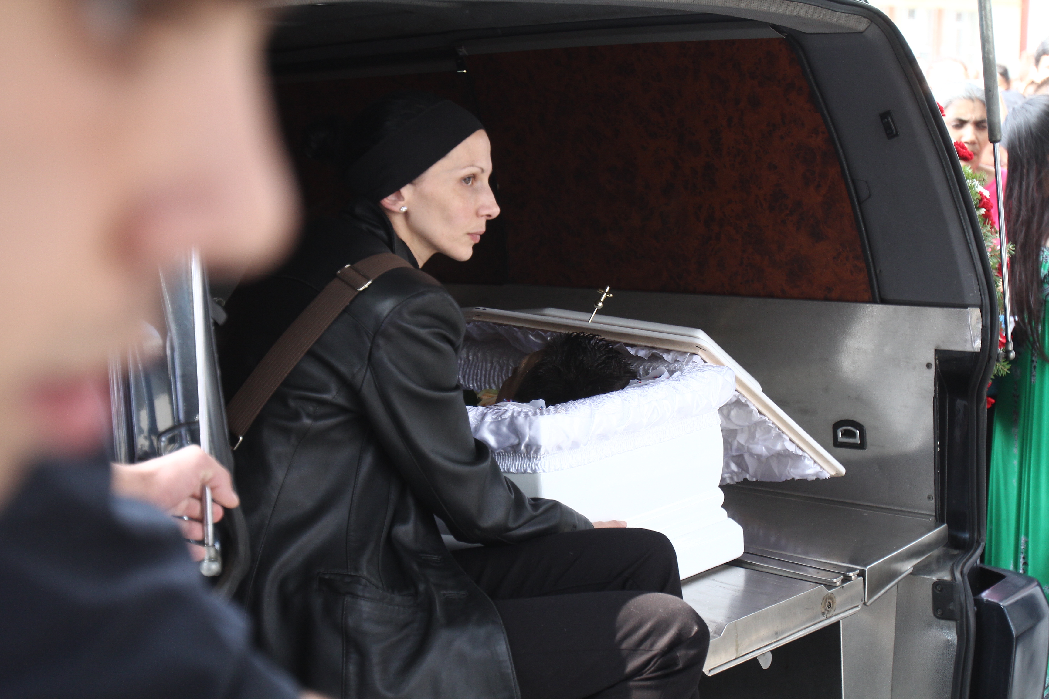 Steluta Ungureanu, mama lui Andrei, elevul injunghiat de cel mai bun prieten, in Bucuresti, a tinut in brate sicriul si s-a rugat incontinuu in ziua in care si-a dus copilul la groapa