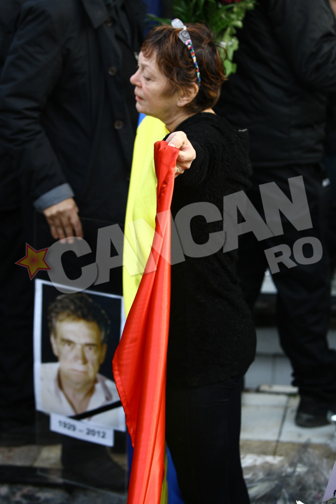 Ingropat cu onoruri militare, de la mormantul lui Iurie Darie nu a lipsit steagul Romaniei