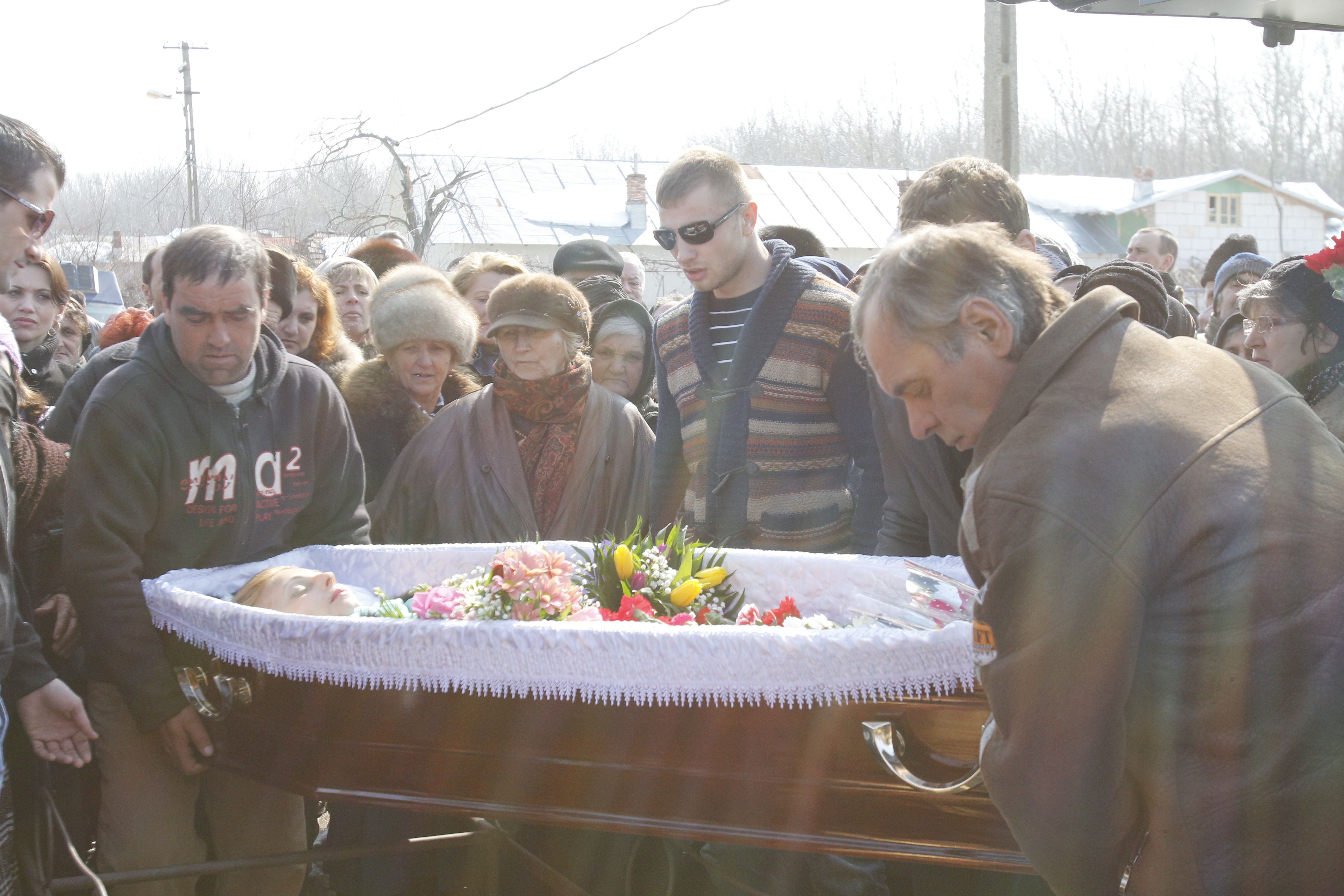 Bogdan Vladan si-a condus plangand mama pe ultimul drum, chiar de ziua femeii, pe 8 Martie. Ea a fost impuscata mortal de sotul gelos, in coaforul unde lucra