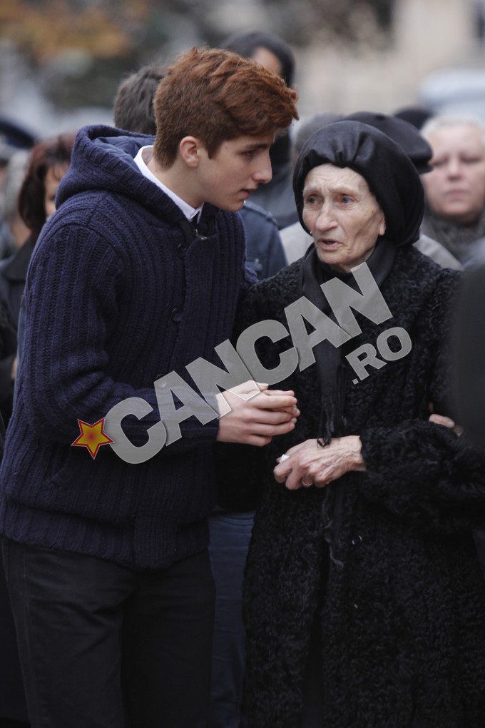 Carol, fiul regretatului Serban Ionescu, si-a incurajat bunica in cea mai grea zi din viata lor: cand l-au condus pe marele actor pe ultimul drum