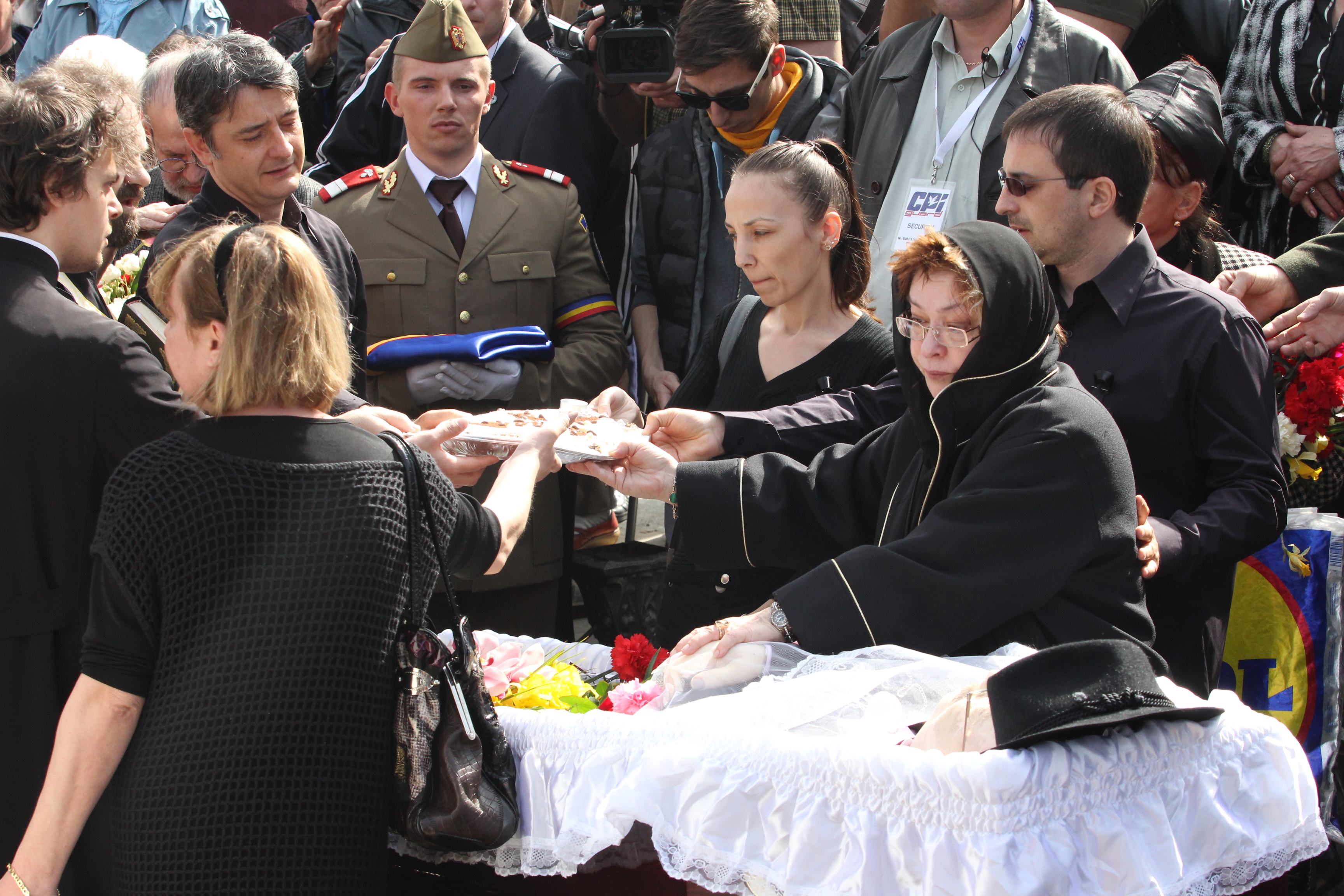 Maestrul Ion Lucian a fost condus pe ultimul drum in 3 aprilie. Paula Sorescu, sotia regretatului actor, nu s-a despartit nicio clipa de sicriu, si a plans aproape non stop