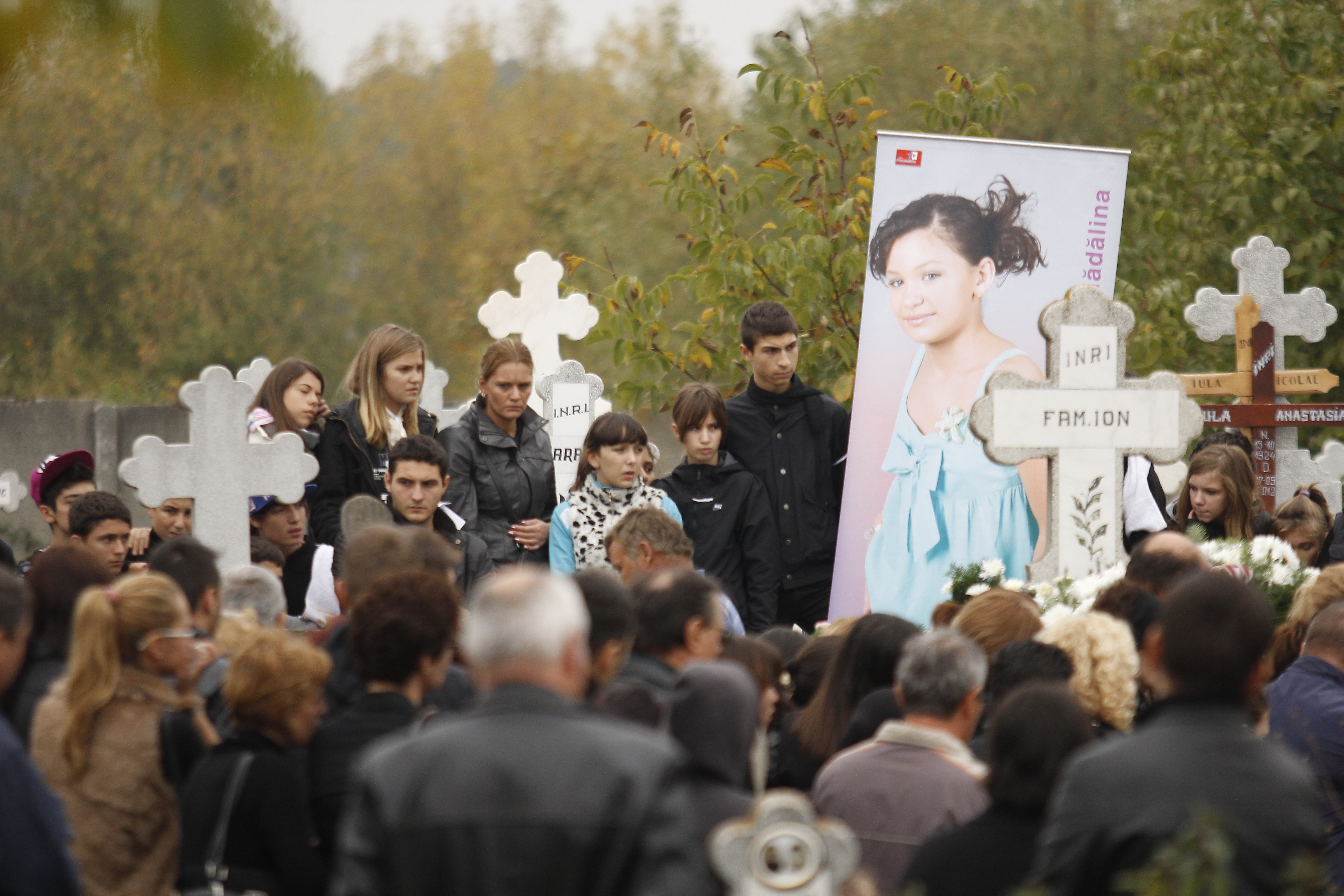 Zeci de persoane au tinut sa fie alaturi de parintii Elisei Madalina, la inmormantare. Fata a pierit intr-un mod socant, la sfarsitul luni octombrie: a cazut din tren in timp ce se intorcea dintr-o excursie