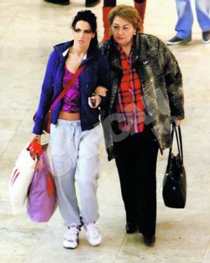 Oana si Marioara, la mall, la una dintre primele iesiri in public impreuna, in primele zile din ianuarie 2012.