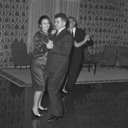 Sotii Ceausescu dansand in noaptea de Revelion