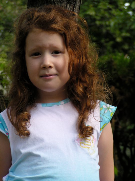 Daria, fiica Narcisei Suciu, pe vremea cand era micuta si carliontata