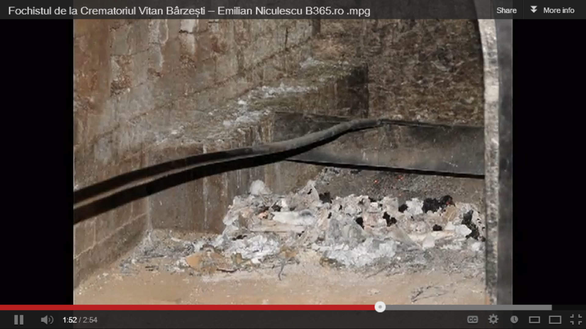 La final, cenusa rezultata din arderea oaselor este adunata de catre fochist