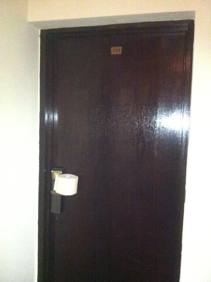 Fotomodelul a gasit hartia igienica pe clanta usii