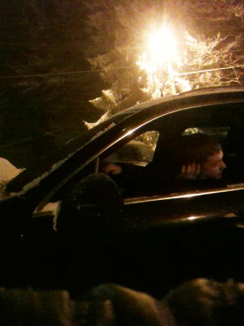 S-a uitat cu atentie ce fac politistii in fata clubului