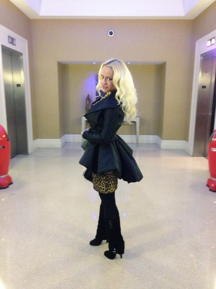 Anda si-a postat pe contul de facebook doua fotografii din America, pentru fanii ei