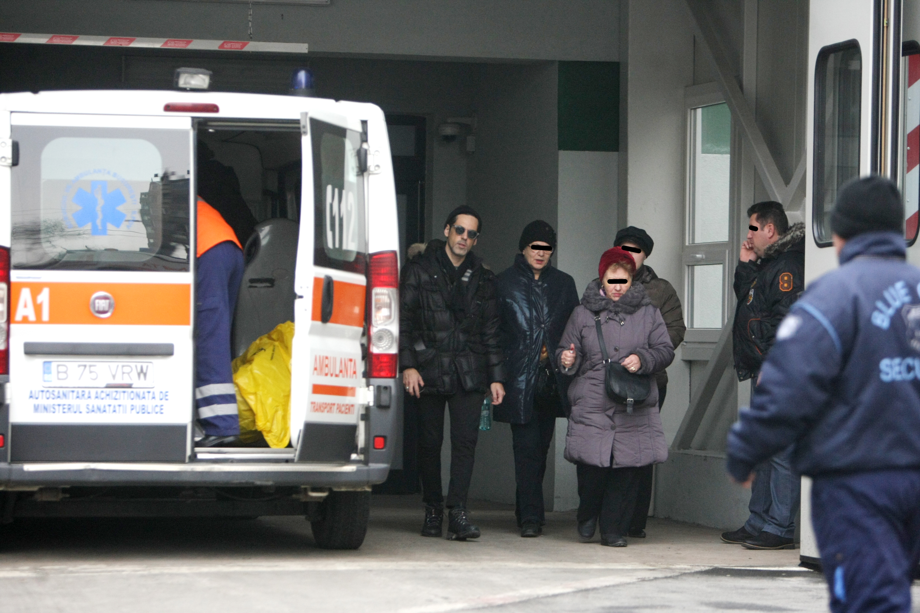 Dupa ce a schimbat cateva vorbe cu fana-asistenta, Banica a plecat spre masina, alaturi de mama sa si de celelalte doua doamne