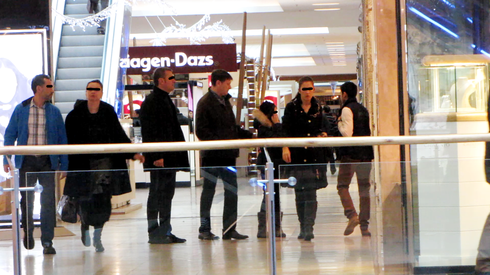 Tatal si fiica, insotiti de bodyguarzi, au plecat dezamagiti spre casa