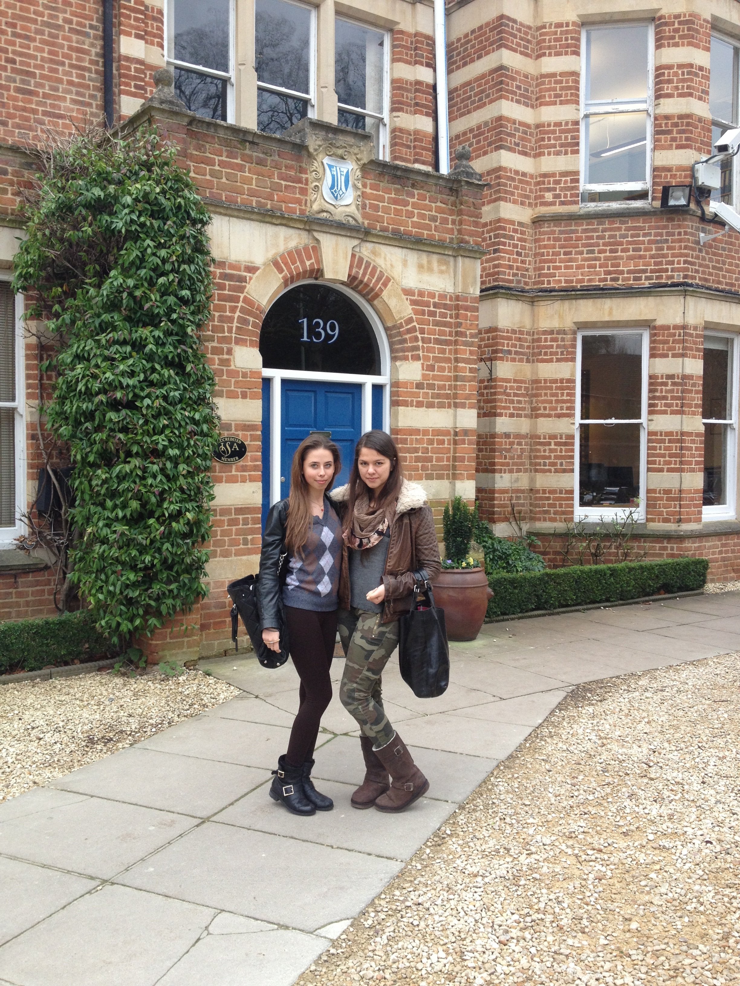 Diana si Natalia sunt singurele romance care studiaza la cel mai de top Colegiu din Oxford