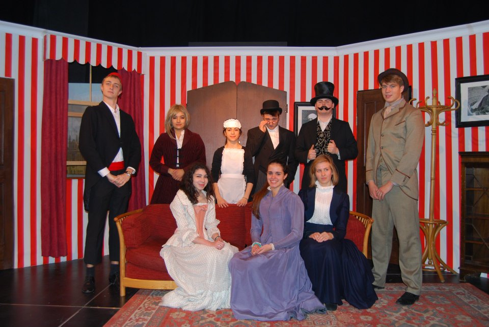 Printre diversele activitati de la St. Clare's, teatrul este una din preferatele Dianei