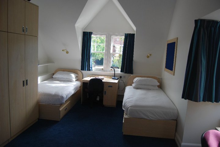 Camera de internat Diana o imparte cu o colega din Belarus